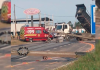 Caminhão com caçamba levantada derruba dois postes na SC-442