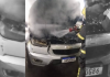 Carro pega fogo na praça de pedágio da BR-101 em SC