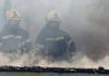 Bombeiros em folga ajudam a cessar fogo em casa atingida por incêndio