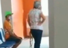 Mulher leva marido amarrado para se vacinar contra a Covid-19