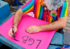 Estudantes sofrem advertência por usarem bandeira LGBT em escola de SC