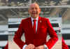 Com terno vermelho, Luciano Hang ‘homenageia’ PT em nova foto; entenda