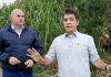 VÍDEO: Prefeito Clésio Salvaro limpa os terrenos baldios não cuidados pelos 'relaxados'; entenda