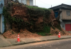 Defesa Civil trabalha em deslizamento de barranco e trânsito fica em meia pista em Criciúma