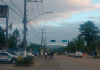 Com bandeiras do Brasil e faixas, manifestantes continuam em frente à sede do 28ºGAC em Criciúma