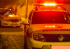Mulher embriagada cai com criança em via pública