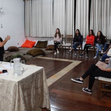 Moda, comportamento e psicologia no segundo encontro das debutantes