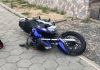 Colisão entre carro e moto deixa jovem gravemente ferido