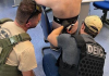 Assaltante que amarrou bomba falsa em gerente de banco é preso em SC
