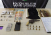 PM encontra mochila com drogas, munições e arma em meio a matagal em Sombrio