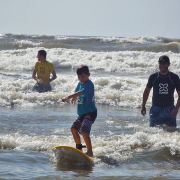 Arroio tem escolinha de surf para a garotada