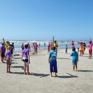 Arroio tem escolinha de surf para a garotada