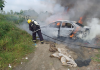 Carro abandonado pega fogo às margens da rodovia XV de Novembro em Araranguá