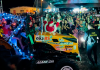 Papai Noel chega de trator no clima do Arrancadão de Natal