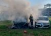 Carros pegam fogo em pátio de oficina mecânica no Bairro Polícia Rodoviária em Araranguá