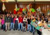 Gislaine e Jeriel promovem Adesivaço no centro e prestigiam lançamentos de candidaturas 