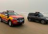 Bombeiros retomam buscas por vítima desaparecida após naufrágio de embarcação em Passo de Torres