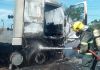 Caminhão é consumido por incêndio em Içara