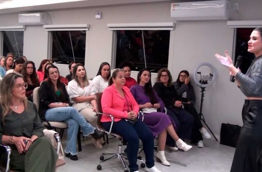 4° edição Mulheres que Brilham: auditório do CDL é lotado por mulheres interessadas n...