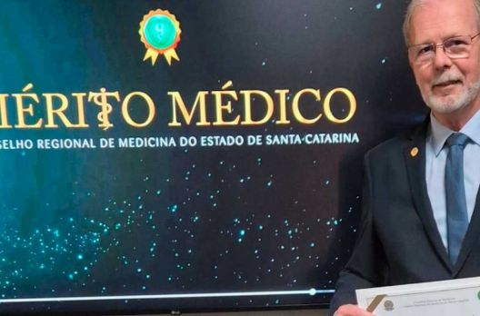 (VIDEO) Diploma de Mérito Médico: DR. Henrique Besser recebe honraria por 40 anos de ded...