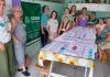 Mulheres participam de curso de artesanato em bordado