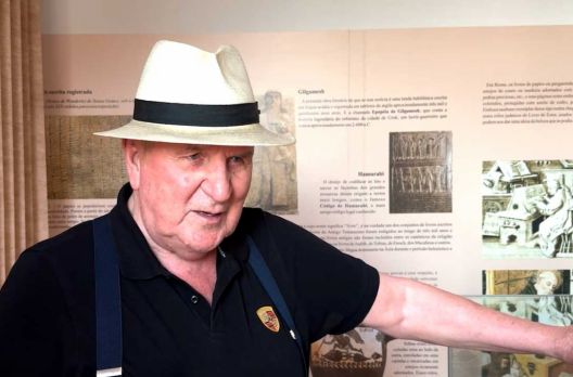 (VIDEO) A crônica do Centenário: historiador visita a Casa da Cultura em Araranguá