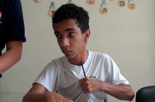 (VIDEO) Desenhos que expressam: aluno de Meleiro é autista não verbal e se expressa atra...