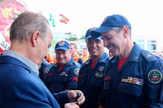 (VIDEO) Proteção aos municípios: Governador entrega 15 novas viaturas ao Corpo de Bombe...