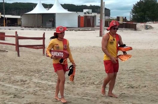 (VIDEO) Cuidados no verão: Guarda vidas alerta para identificação de bandeiras e águas...