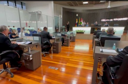 (VIDEO) Câmara de Vereadores de Araranguá: primeira sessão da 19ª legislatura foi real...