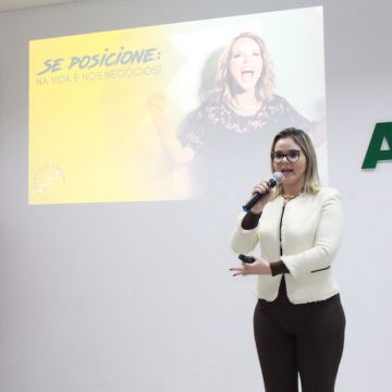 Palestra com Letícia Zanini envolve mulheres empresárias na ACIVA