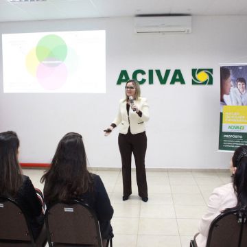 Palestra com Letícia Zanini envolve mulheres empresárias na ACIVA