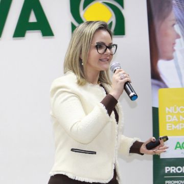 Palestra com Letícia Zanini envolve mulheres empresárias na ACIVA