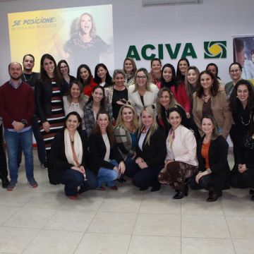 Palestra com Letícia Zanini envolve mulheres empresárias na ACIVA