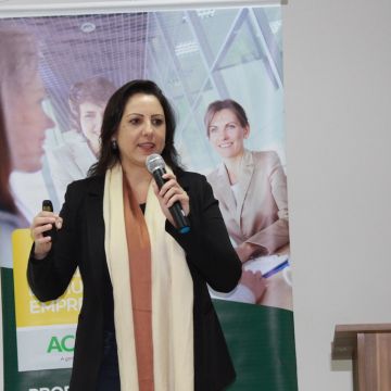 Palestra com Letícia Zanini envolve mulheres empresárias na ACIVA