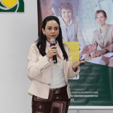 Palestra com Letícia Zanini envolve mulheres empresárias na ACIVA