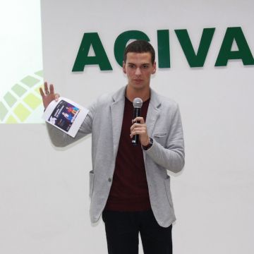 Palestra com Letícia Zanini envolve mulheres empresárias na ACIVA