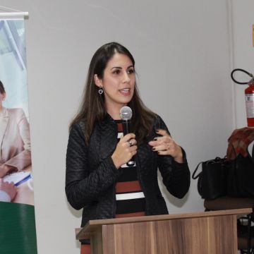 Palestra com Letícia Zanini envolve mulheres empresárias na ACIVA
