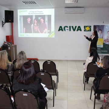 Palestra com Letícia Zanini envolve mulheres empresárias na ACIVA
