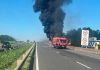 Bombeiros combatem incêndio em ônibus na BR-101 em Criciúma