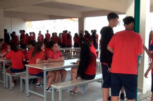 (VIDEO) Proibição do celular nas escolas: decisão divide opiniões sobre as consequênc...