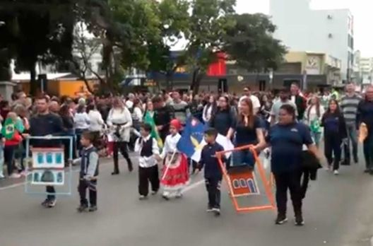 Desfile cívico: mais de 8 mil pessoas passaram pela Avenida 7 de Setembro em Araranguá