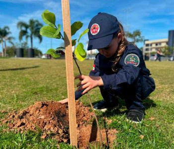 Bombeiros realizam plantio de mais de 140 mudas de árvores