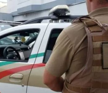Jovem de 26 e 17 anos são detidos por tráfico de drogas em Araranguá