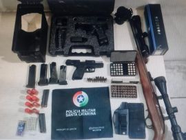 Homem embriagado tenta atropelar policiais e é preso em Balneário Arroio do Silva