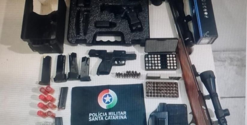 Homem embriagado tenta atropelar policiais e é preso em Balneário Arroio do Silva