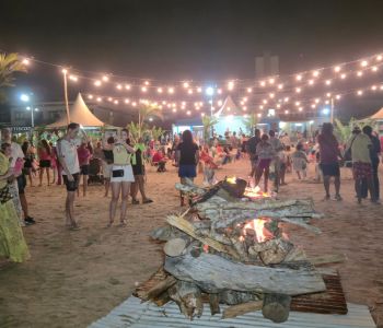 Pé na areia e boa música no 3º Luau de Verão