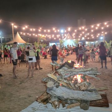 Pé na areia e boa música no 3º Luau de Verão