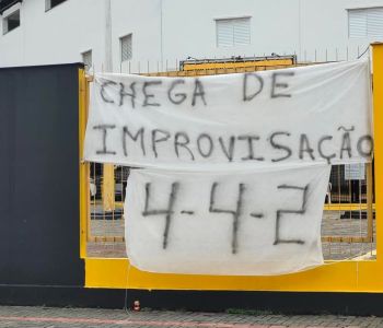 Heriberto Hülse amanhece com faixas de protesto da torcida do Criciúma