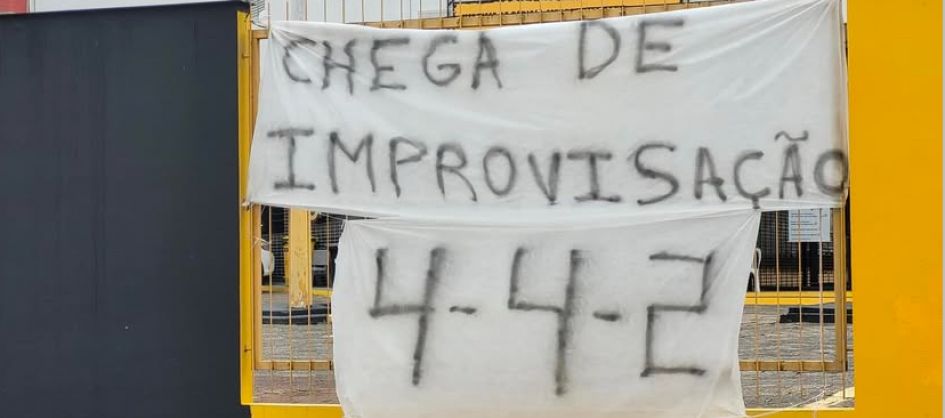 Heriberto Hülse amanhece com faixas de protesto da torcida...